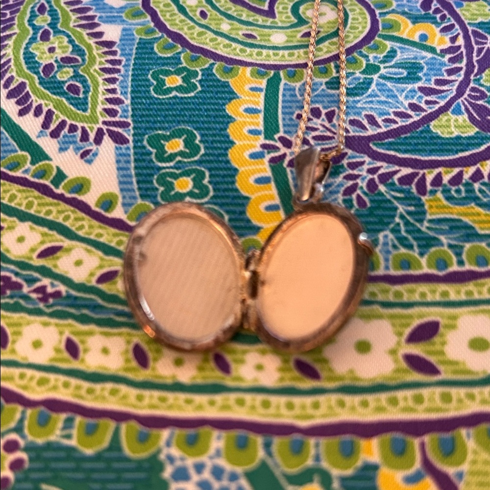 Chic Sterling Silver Oval Locket Necklace - Picture 3 of 10